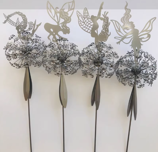 Feë Tuinspinner met Paardenbloem – Windspinner Tuindecoratie 25 cm – IJzeren Tuinsteker met Draaiend Feëfiguur en Paardenbloembloemen – Weervaste Tuinversiering voor Bloembedden en Paden