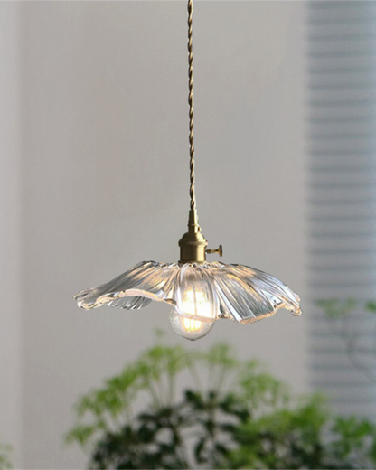 Sculpturale glazen hanglamp met messing fitting en warm licht – artistieke design plafondlamp voor eetkamer en woonkamer