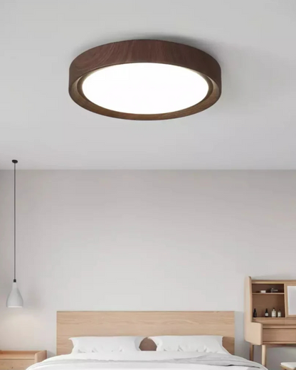 Ronde houten plafondlamp met warm diffuus licht voor serene woonruimtes