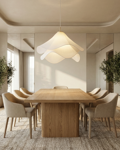 Elegante Bloemvormige Hanglamp Met Gelaagde Stoffen Kap En Gouden Accent