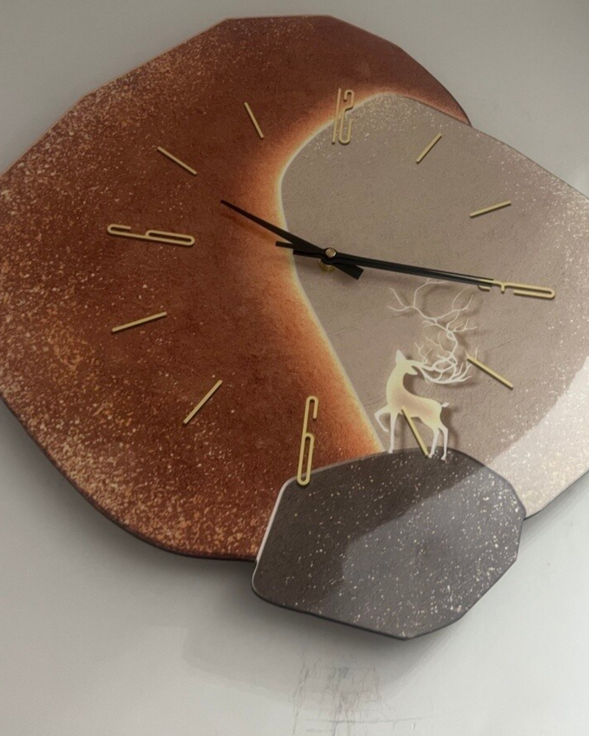 Wandklok met Maanreliëf en Optionele Verlichting Zwart Goud Betonlook Scandinavisch Interieur Decoratief Tijdweergave Woonkamer Slaapkamer Kantoor Modern Minimalistisch Wanddecoratie