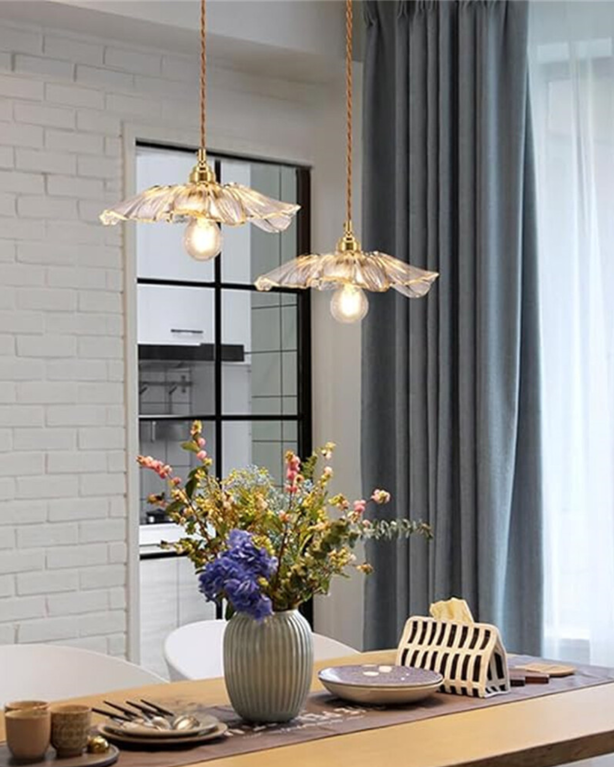 Sculpturale glazen hanglamp met messing fitting en warm licht – artistieke design plafondlamp voor eetkamer en woonkamer