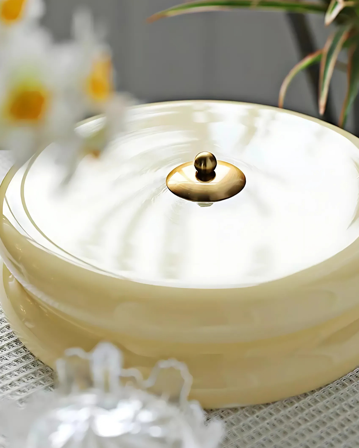 Art Deco Plafondlamp In Beige Met Chroom Accent En Warme Sfeerverlichting