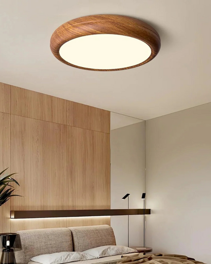 Ronde houten plafondlamp met warm diffuus licht voor serene woonruimtes