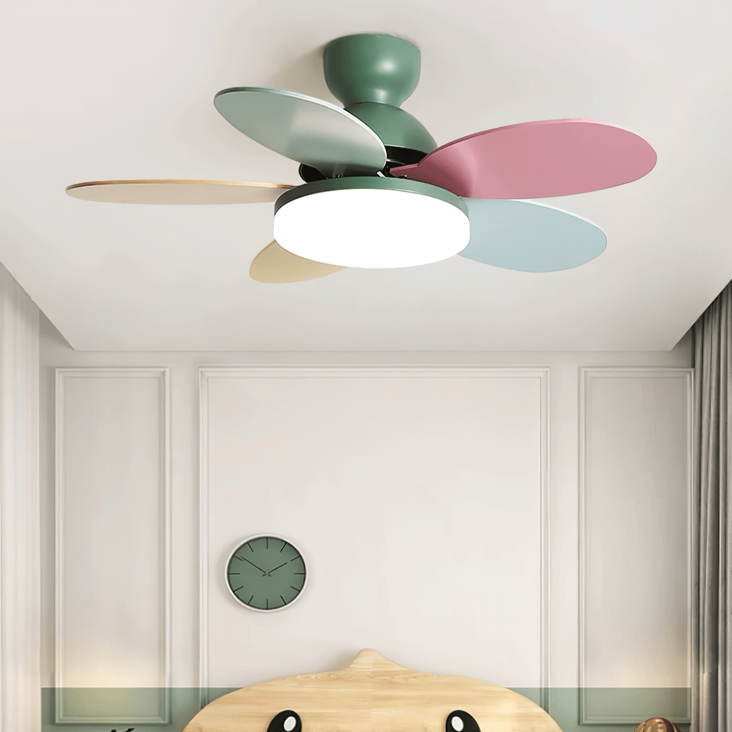 Liora Plafondventilator met Verlichting en Gekleurde Glazen Bladeren voor Kinderkamer – Moderne Ceiling Fan met LED en Afstandsbediening – Verstelbare Snelheid Plafondventilator met Licht in Meerdere Kleurvarianten