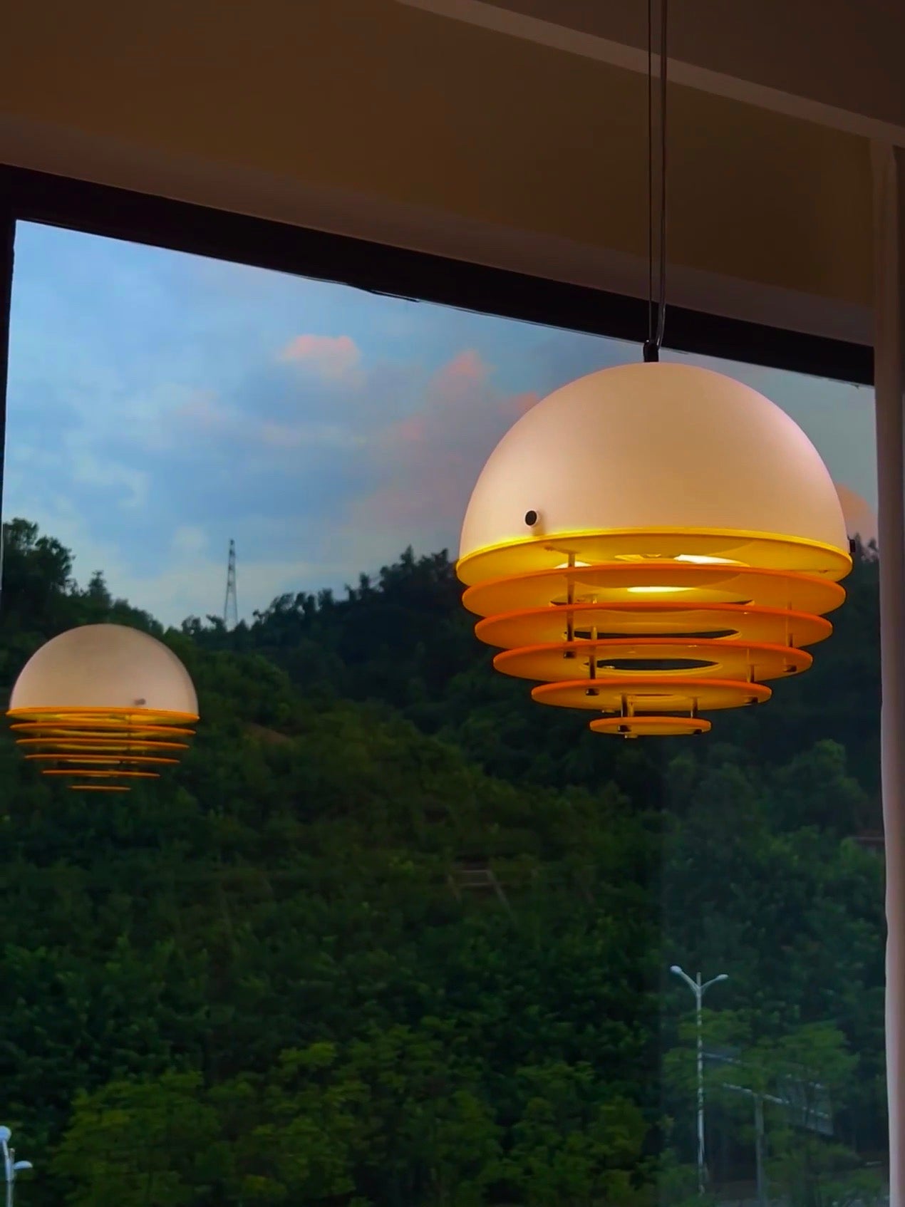 Stijlvolle Hanglamp Bauhaus Design Oranje-Wit Sfeerverlichting voor Moderne Interieurs