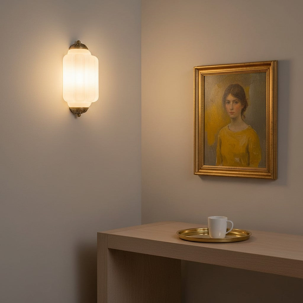 Vintage Wandlamp met Melkglazen Kap en Antieke Afwerking voor Sfeervolle Verlichting