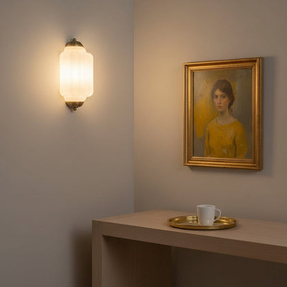 Vintage Wandlamp met Melkglazen Kap en Antieke Afwerking voor Sfeervolle Verlichting