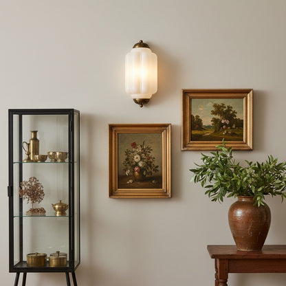 Vintage Wandlamp met Melkglazen Kap en Antieke Afwerking voor Sfeervolle Verlichting