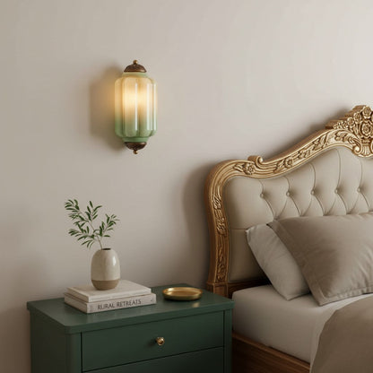 Vintage Wandlamp met Melkglazen Kap en Antieke Afwerking voor Sfeervolle Verlichting