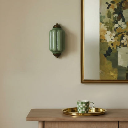 Vintage Wandlamp met Melkglazen Kap en Antieke Afwerking voor Sfeervolle Verlichting