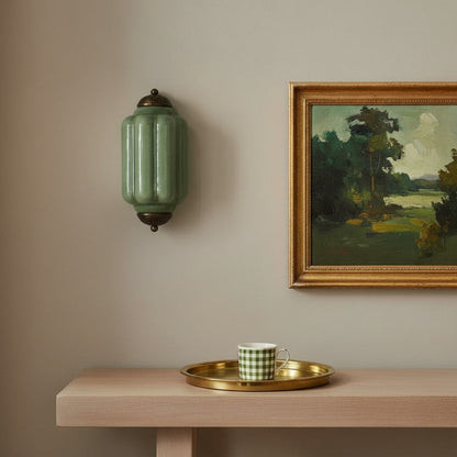 Vintage Wandlamp met Melkglazen Kap en Antieke Afwerking voor Sfeervolle Verlichting