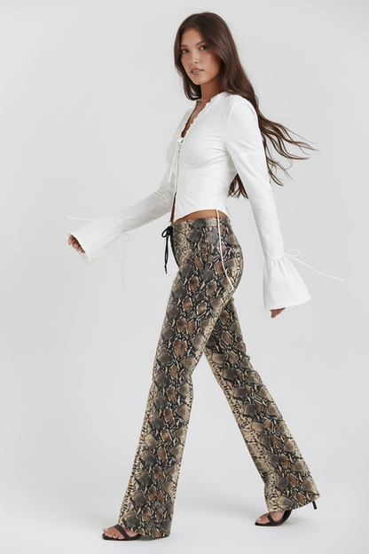 Vrouwelijke Blouse met Vetersluiting en Wijd Model Manchetten