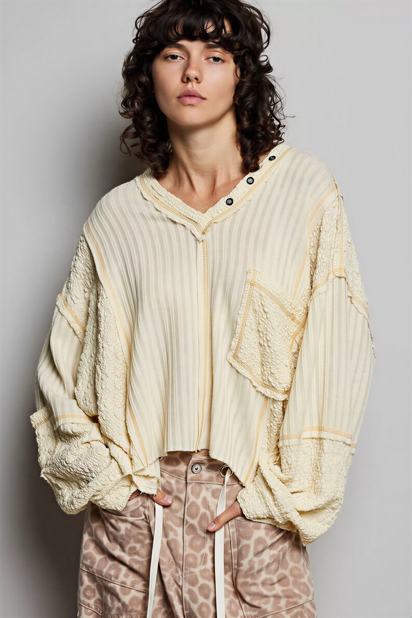 Vrouwelijke Mixtextiel Top met Rib en Bouclé Paneel - StudioMarella