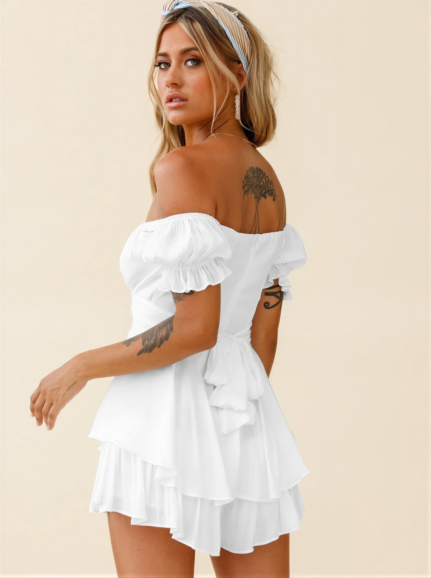 Vrouwelijke Off-the-shoulder Jurk met Rok en Pofmouwen