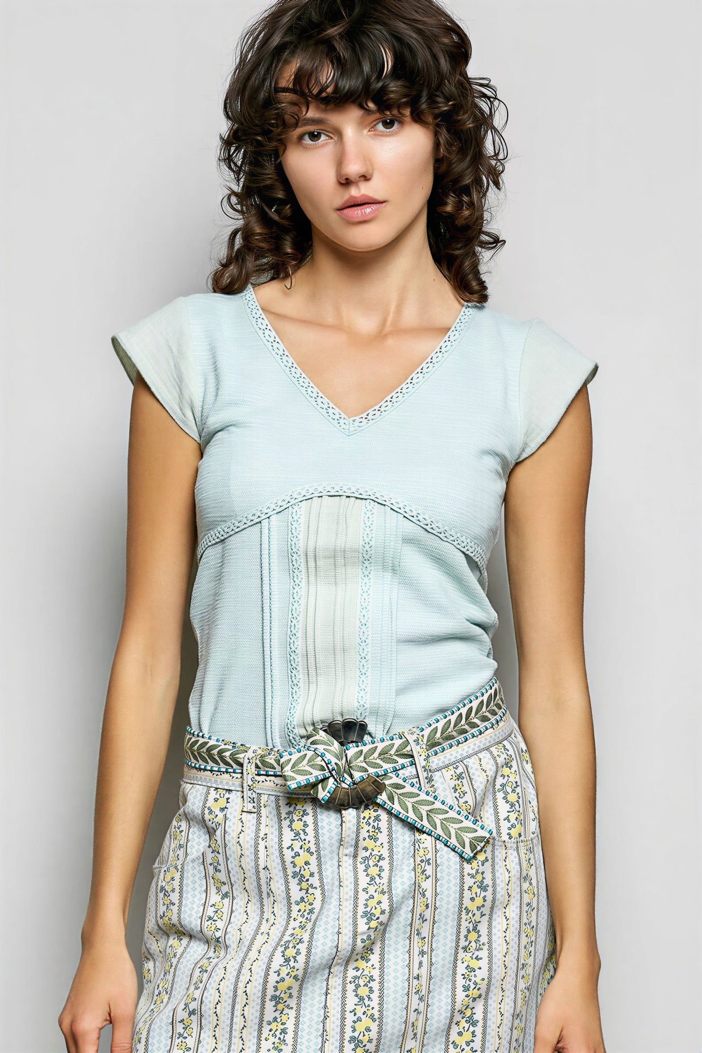 Vrouwelijke Top met Pintuck Details en Crochet Rand