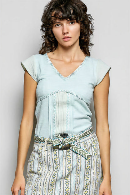 Vrouwelijke Top met Pintuck Details en Crochet Rand
