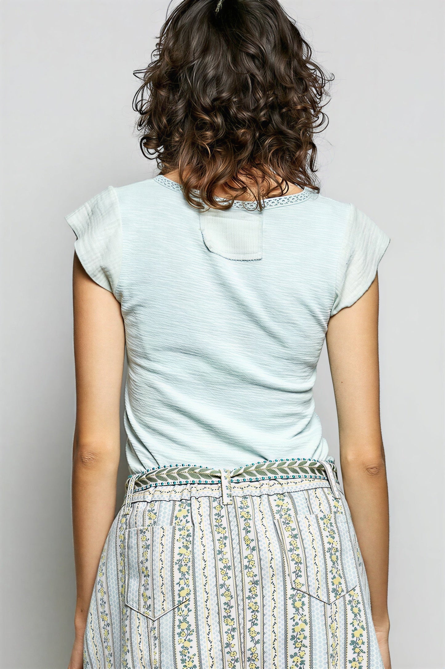 Vrouwelijke Top met Pintuck Details en Crochet Rand