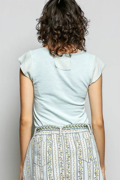 Vrouwelijke Top met Pintuck Details en Crochet Rand