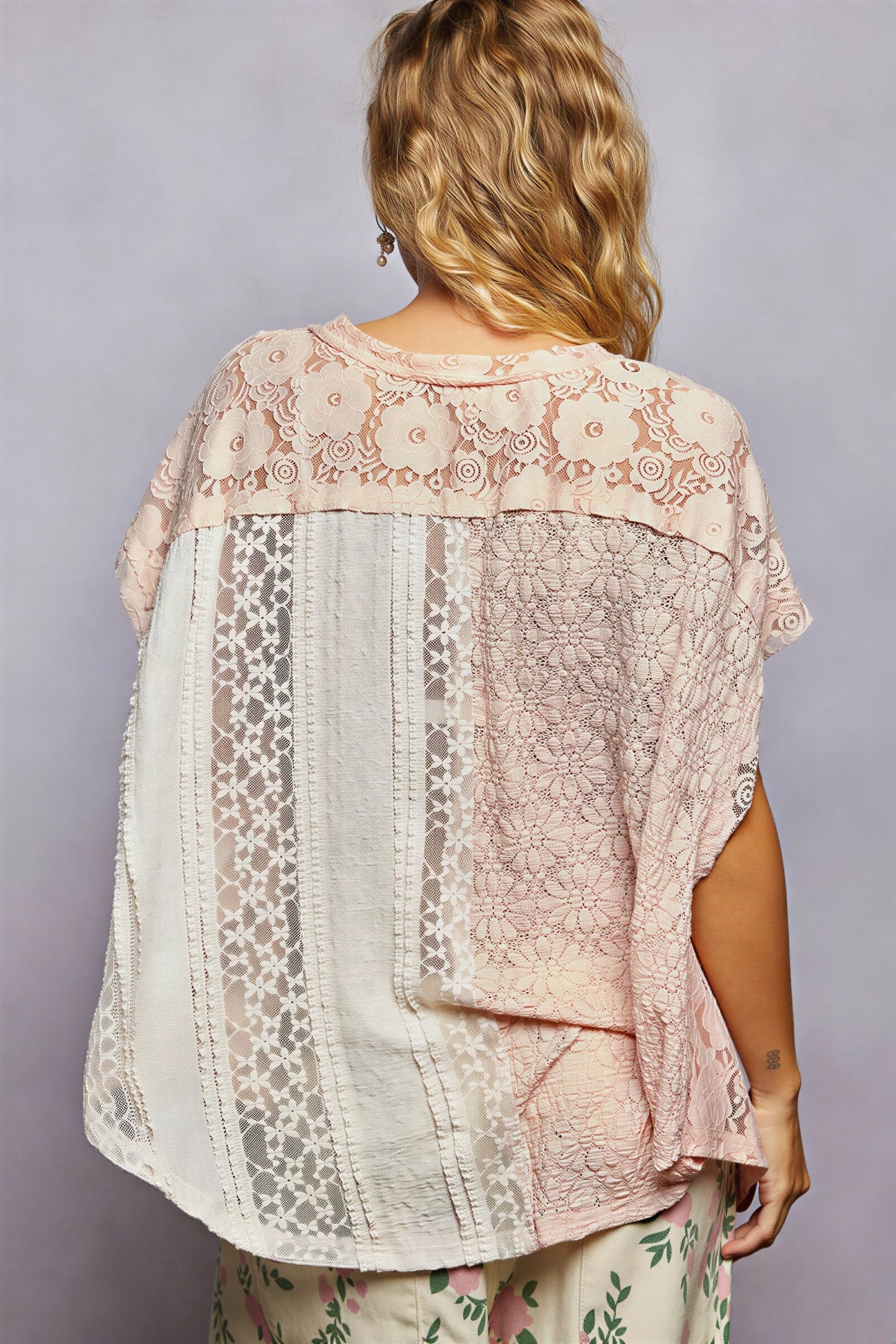 Vrouwelijke Poncho Top met Gebreide Lace Patchwork Ontwerp