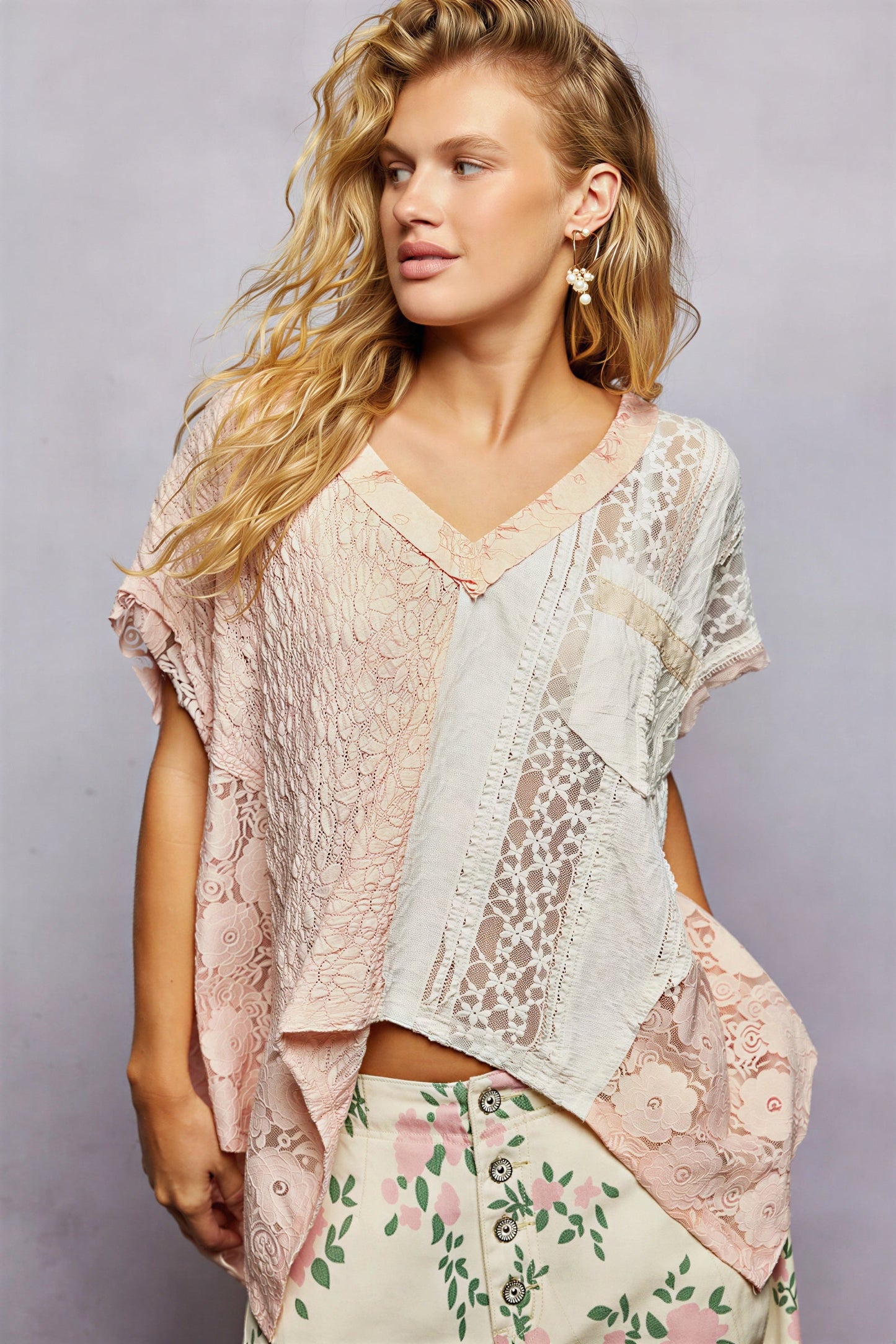 Vrouwelijke Poncho Top met Gebreide Lace Patchwork Ontwerp