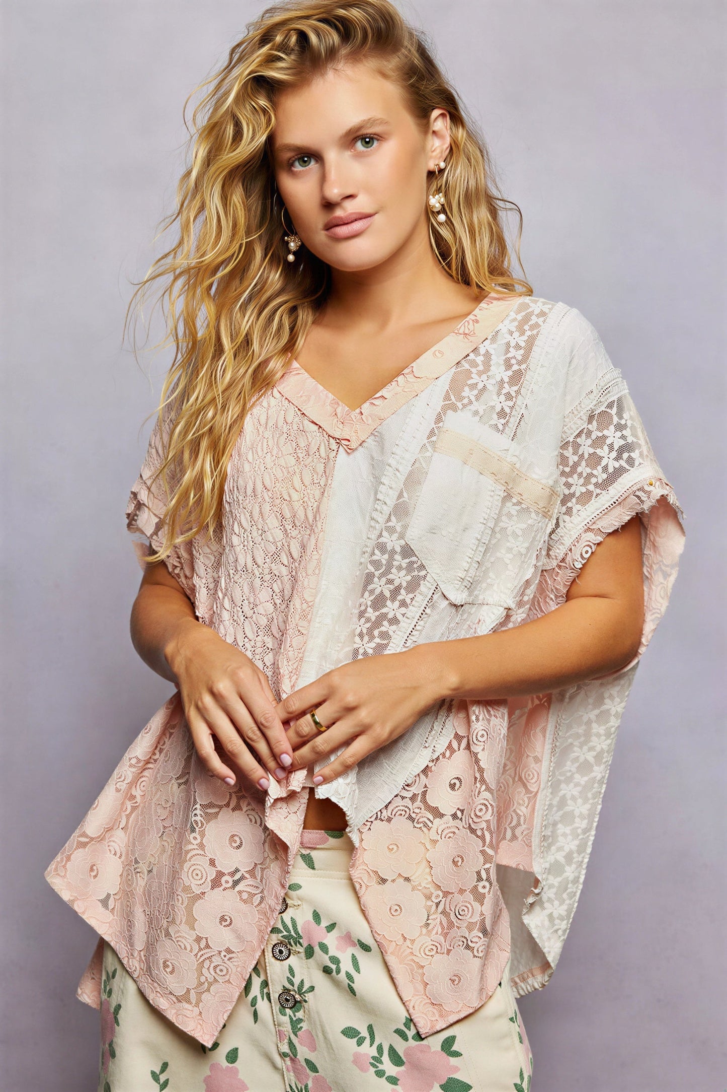 Vrouwelijke Poncho Top met Gebreide Lace Patchwork Ontwerp
