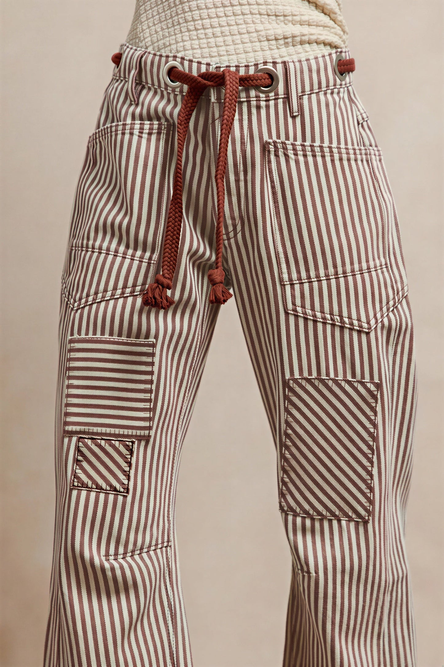 Vrouwelijke Broek met Lussen en Patchwork Details