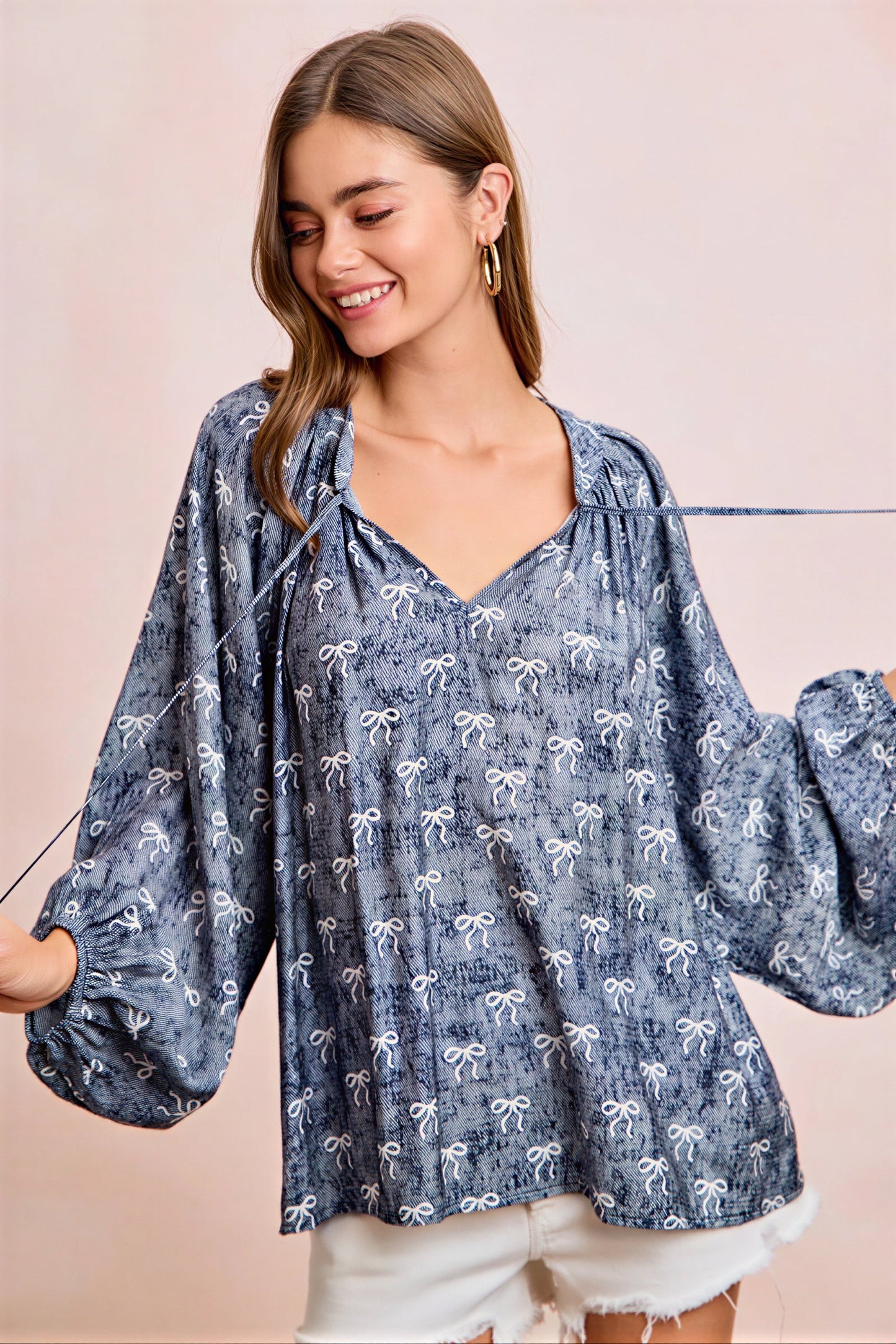 Vrouwelijke Blouse met Strikprint en Striknek Detail