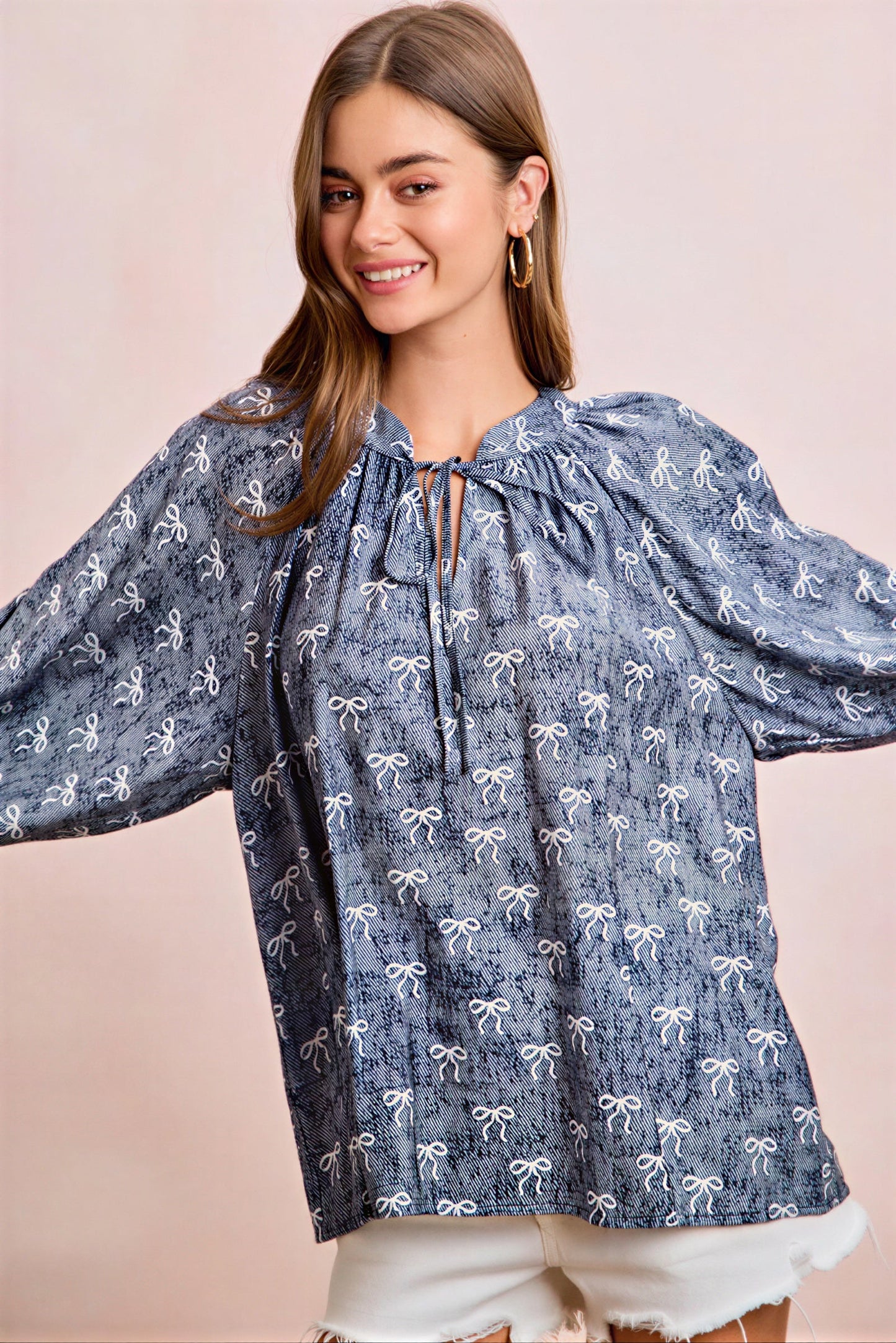 Vrouwelijke Blouse met Strikprint en Striknek Detail