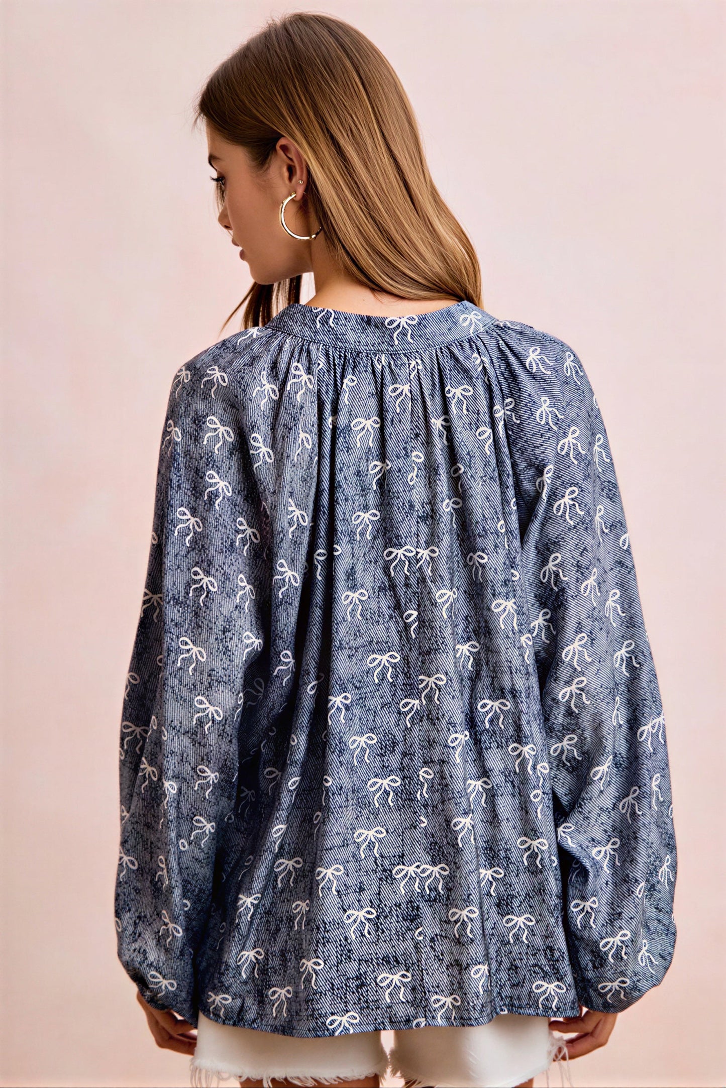 Vrouwelijke Blouse met Strikprint en Striknek Detail