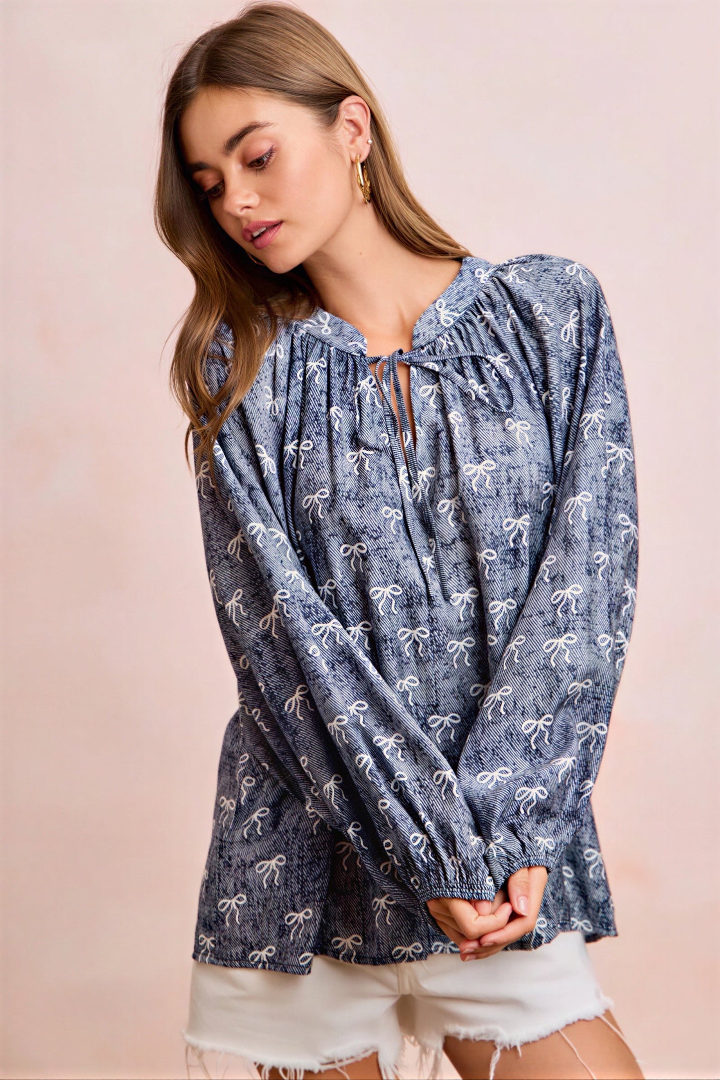 Vrouwelijke Blouse met Strikprint en Striknek Detail