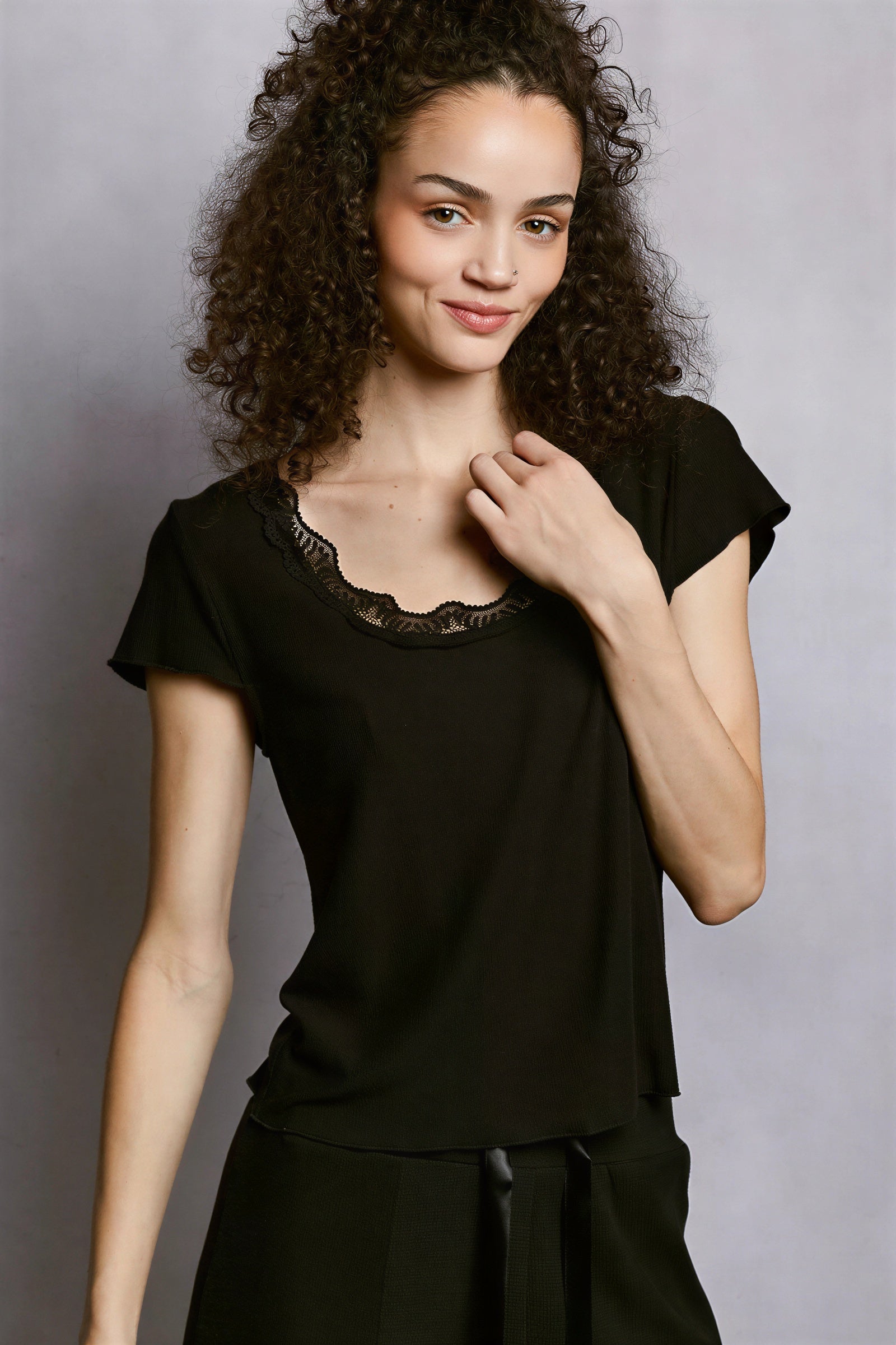 Vrouwelijke Kanten T-shirt met V-hals - StudioMarella