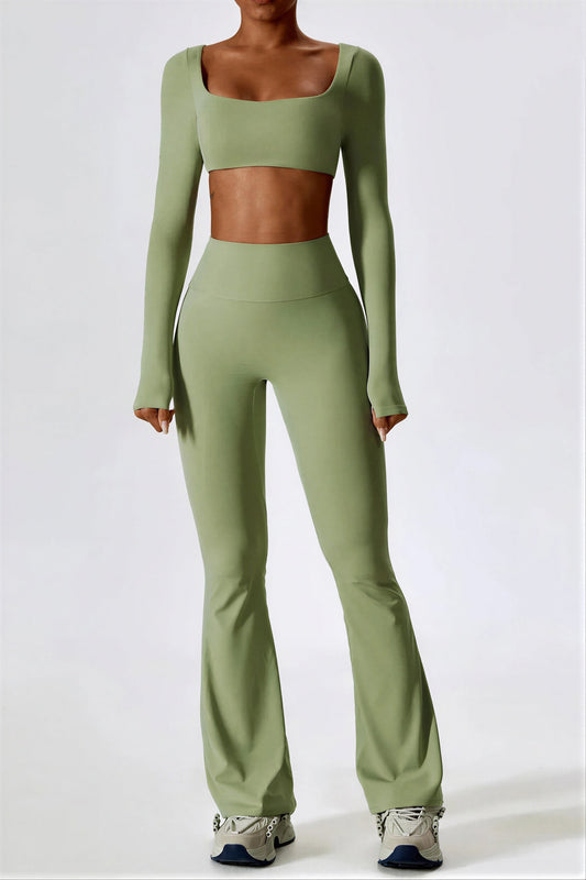 Vrouwelijke Sportset: Crop Top en Flare Legging - StudioMarella