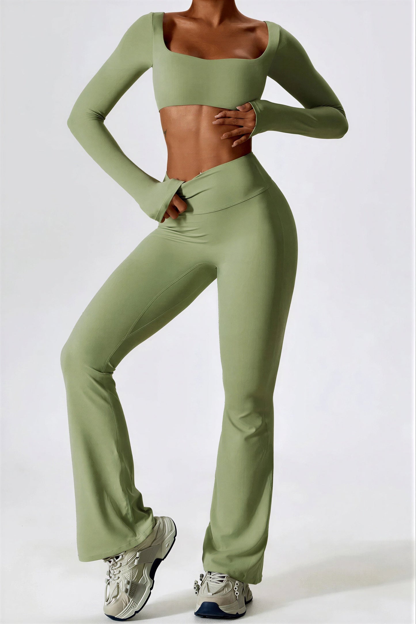 Vrouwelijke Sportset: Crop Top en Flare Legging
