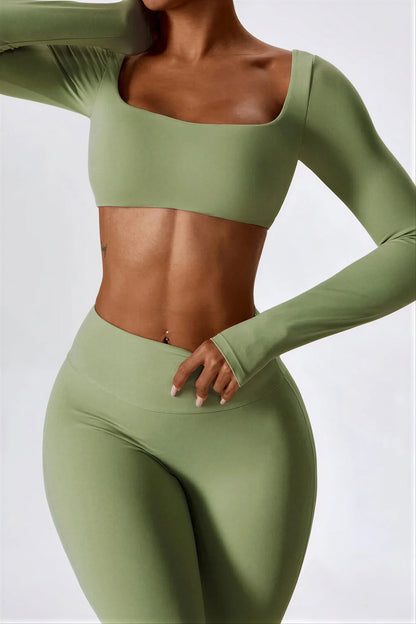 Vrouwelijke Sportset: Crop Top en Flare Legging
