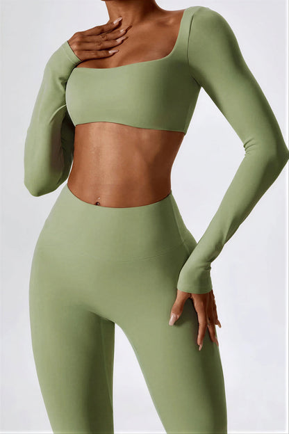 Vrouwelijke Sportset: Crop Top en Flare Legging