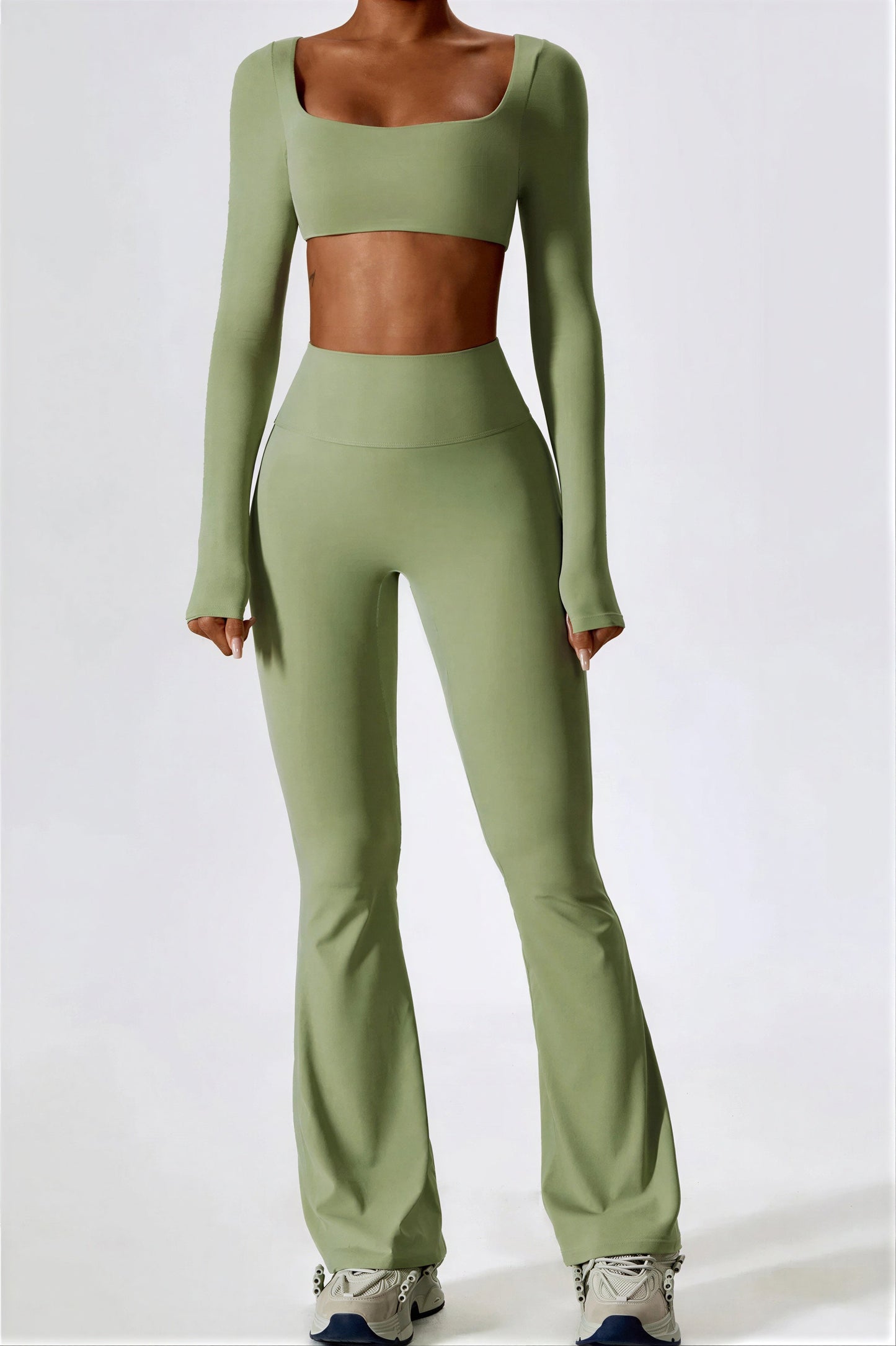Vrouwelijke Sportset: Crop Top en Flare Legging