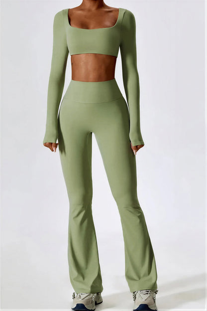 Vrouwelijke Sportset: Crop Top en Flare Legging