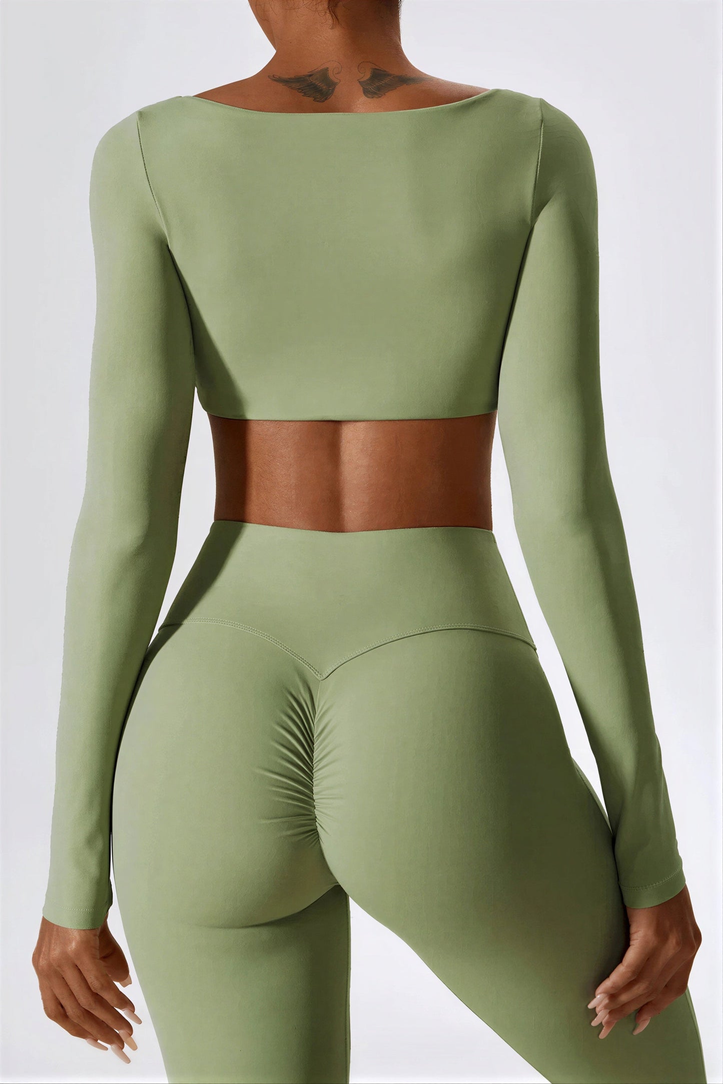 Vrouwelijke Sportset: Crop Top en Flare Legging