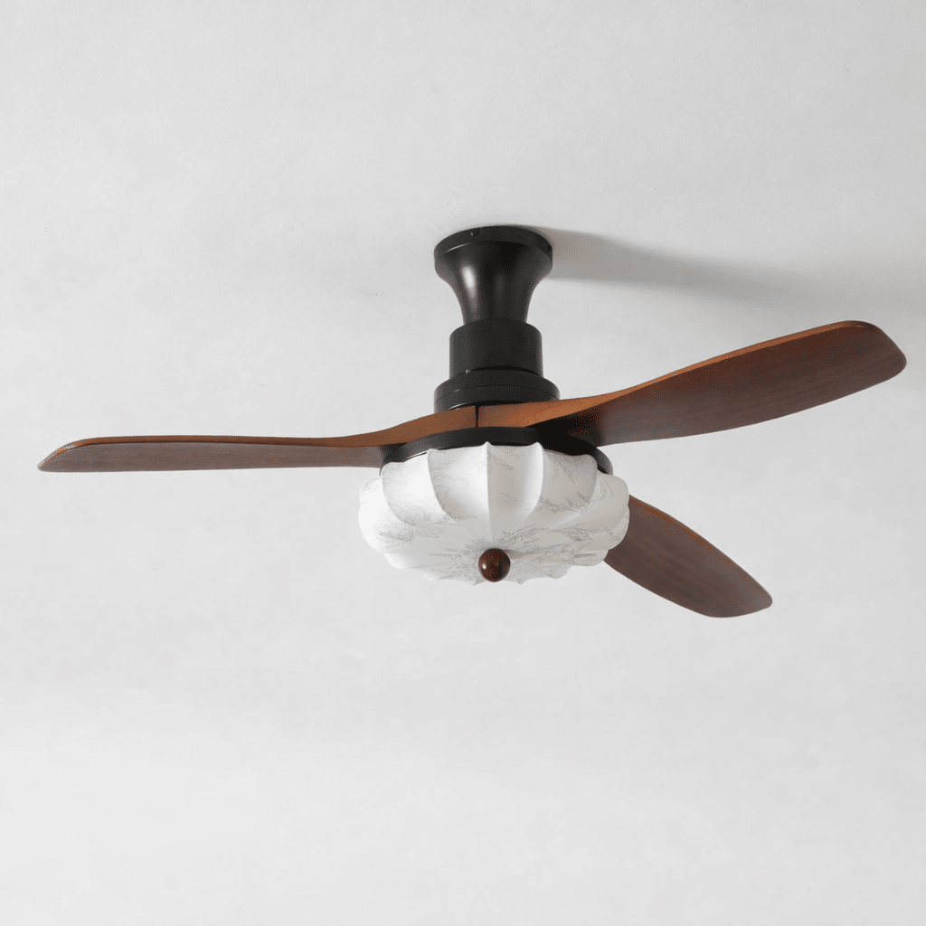 Plafondventilator met Verlichting – DC-Motor – Lotus-Dessin Katoenen Kap – Walnoothouten Bladen – Regelbaar & Omkeerbaar