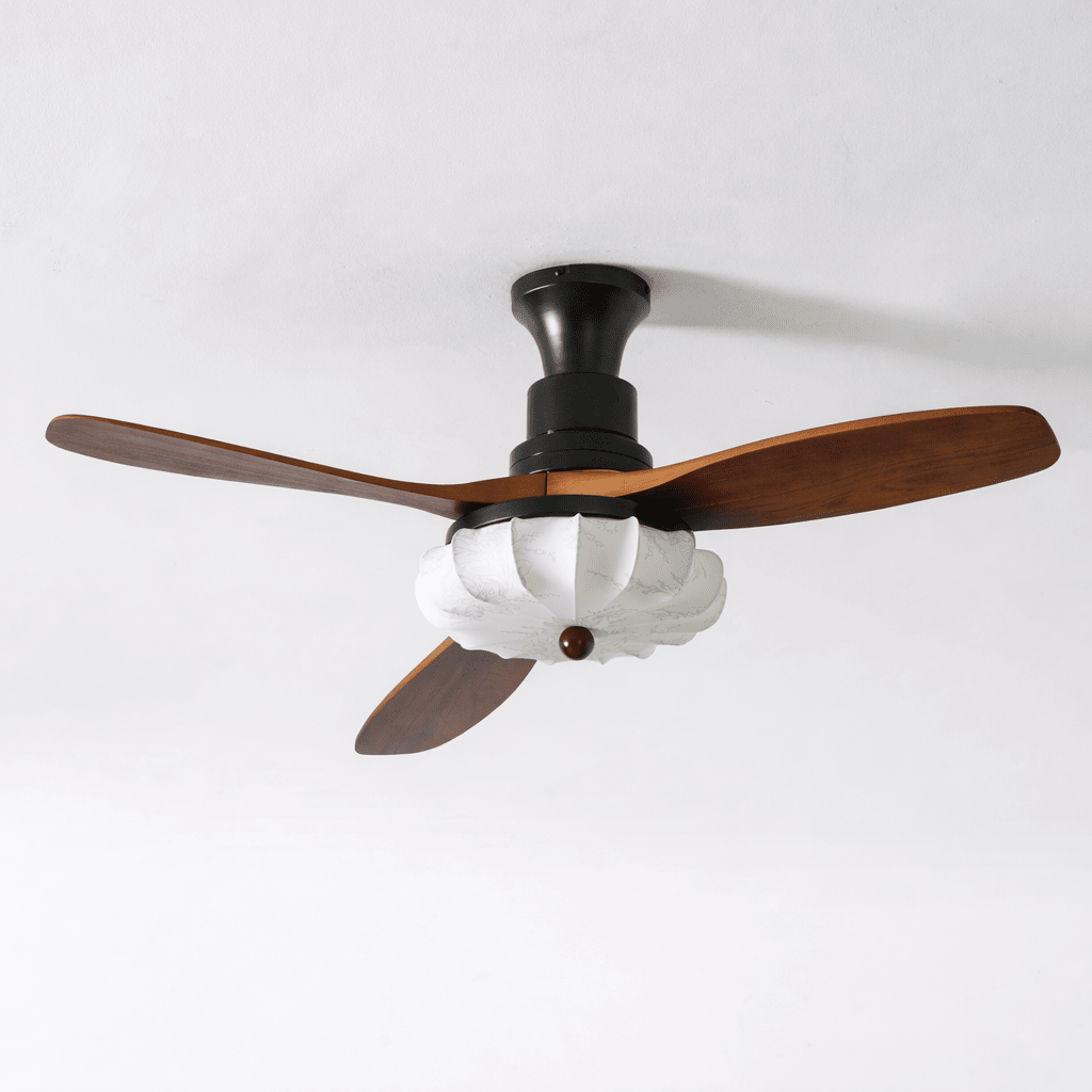 Plafondventilator met Verlichting – DC-Motor – Lotus-Dessin Katoenen Kap – Walnoothouten Bladen – Regelbaar & Omkeerbaar