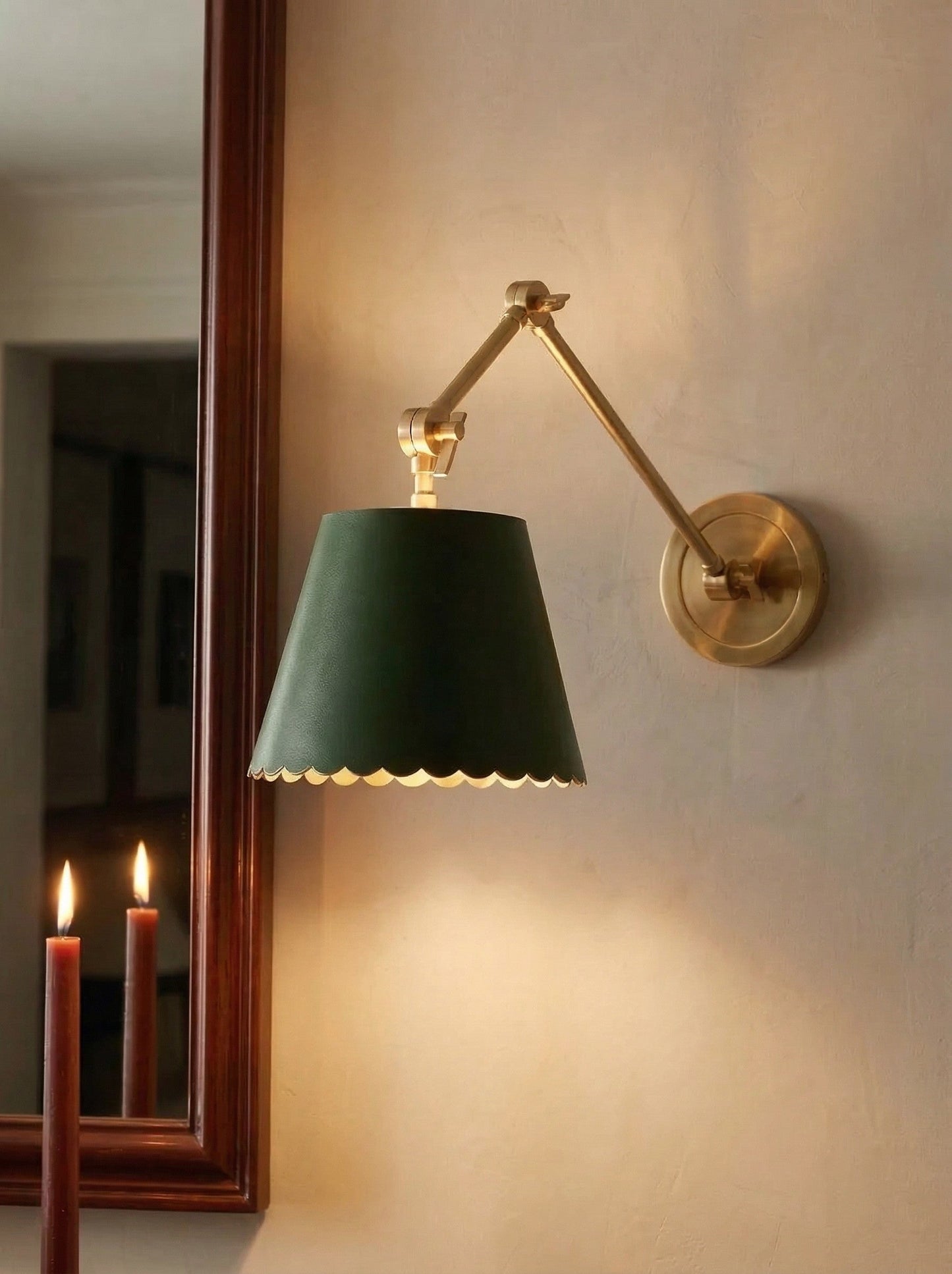 Wandlamp met Scalloped Shade – Modern Rustieke Verlichting voor Slaapkamer en Woonruimtes