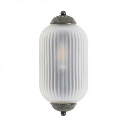 Vintage Wandlamp met Melkglazen Kap en Antieke Afwerking voor Sfeervolle Verlichting
