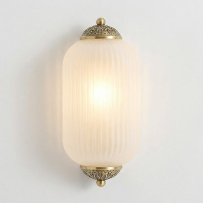 Vintage Wandlamp met Melkglazen Kap en Antieke Afwerking voor Sfeervolle Verlichting