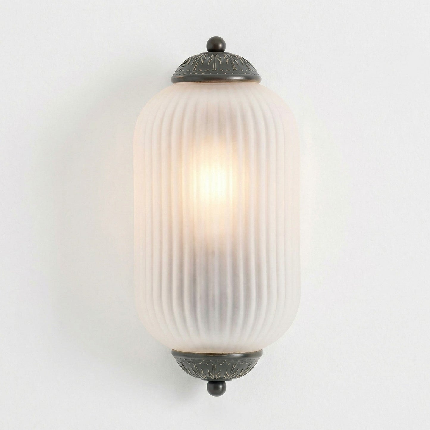 Vintage Wandlamp met Melkglazen Kap en Antieke Afwerking voor Sfeervolle Verlichting
