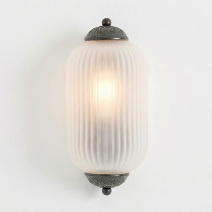 Vintage Wandlamp met Melkglazen Kap en Antieke Afwerking voor Sfeervolle Verlichting