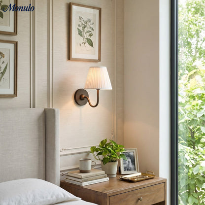 Wandlamp met Geplisseerde Stoffen Kap – Klassieke Verlichting voor Slaapkamer en Woonkamer