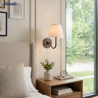 Wandlamp met Geplisseerde Stoffen Kap – Klassieke Verlichting voor Slaapkamer en Woonkamer