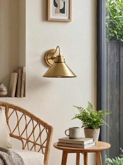 Globe Wandlamp met Gebogen Arm – Moderne Industriële Verlichting voor Badkamer, Slaapkamer en Gang