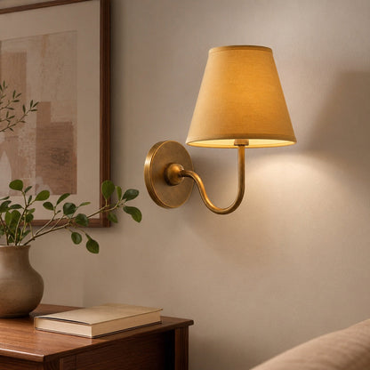 Wandlamp met Geplisseerde Stoffen Kap – Klassieke Verlichting voor Slaapkamer en Woonkamer